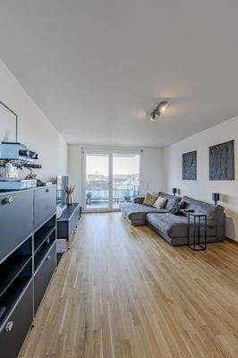 Wohnbereich mit Zugang zum Balkon