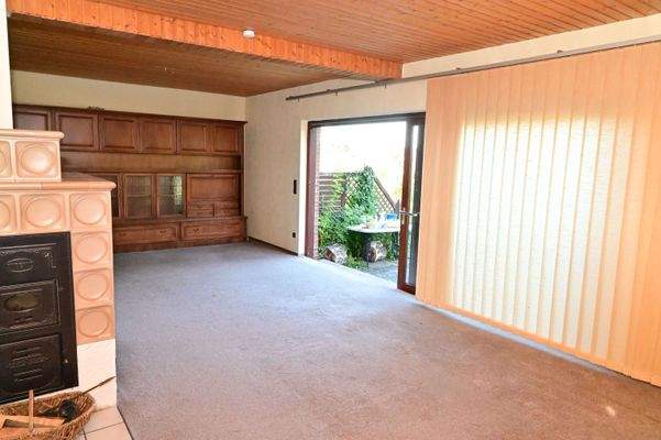 Wohnzimmer mit Blick zur Terrasse 