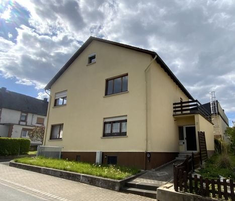 Nachträglicher Anbau rechts mit Balkon