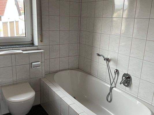 Tageslichtbad mit Wanne und Dusche