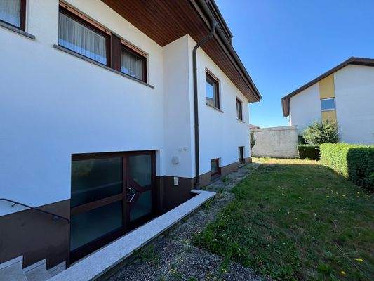 Haus-Linden-Leihgestern-Eingang + Garten.jpg