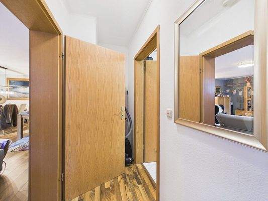 Kleiner Flur zum Badezimmer und SZ Whg OG