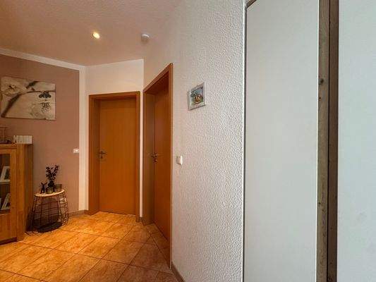 Eingangsbereich Flur, Boden gefliest. 