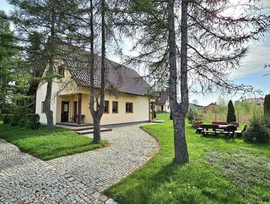 Jawor-dom-z-pieknym-ogrodem-sw
