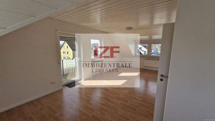 Wohn-, und Essbereich mit Balkon