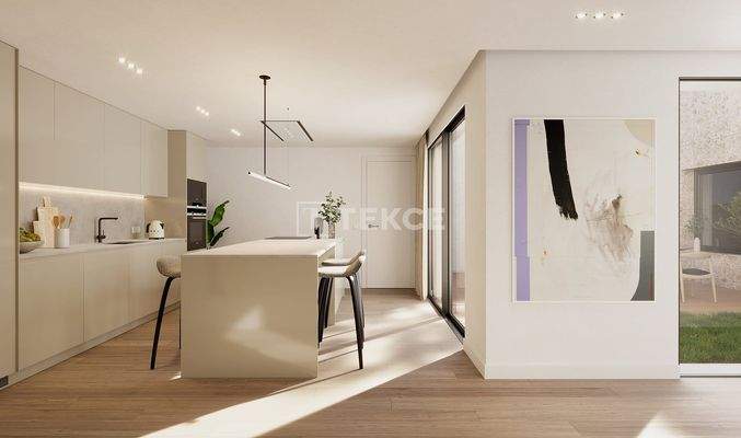 Elegant Villas in a Complex with Pool Near Amenities in Madrid