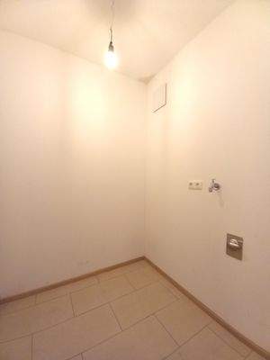 Abstellraum mit Waschmaschinenanschluss