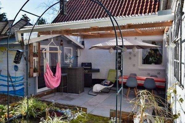 Überdachte Terrasse und Gartenhaus