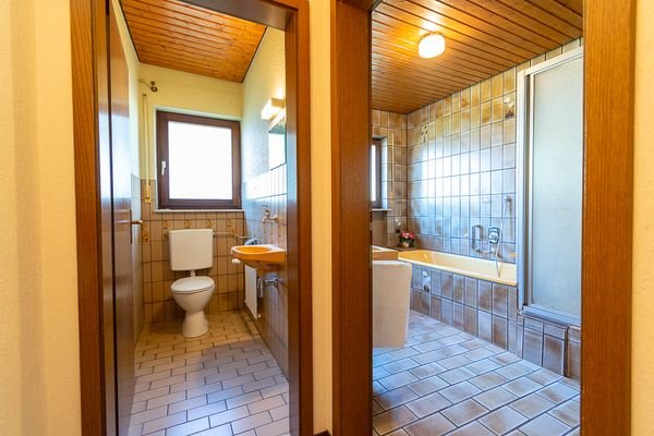 Badezimmer und WC EG