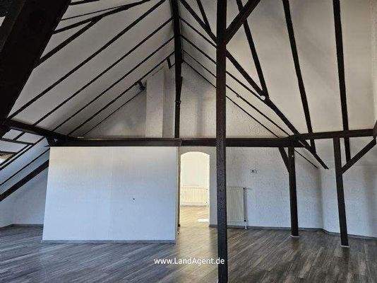 Wohnzimmer mit Zugang zum Schlafzimmer