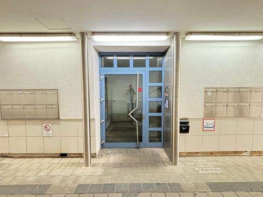 Hauseingang / überdacht / Durchfahrt