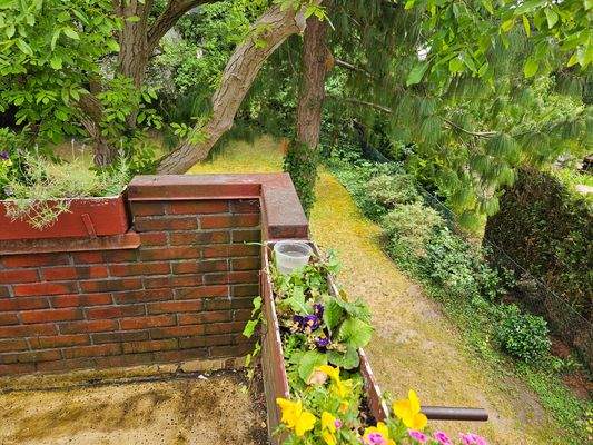 Blick v. Balkon in den Garten