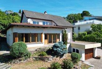 Großzügige Glasfront und gewachsener Garten im Sonnenlicht