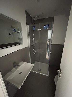 Hauptbadezimmer renoviert.jpeg