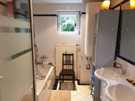 Badezimmer mit Dusche und Badewanne