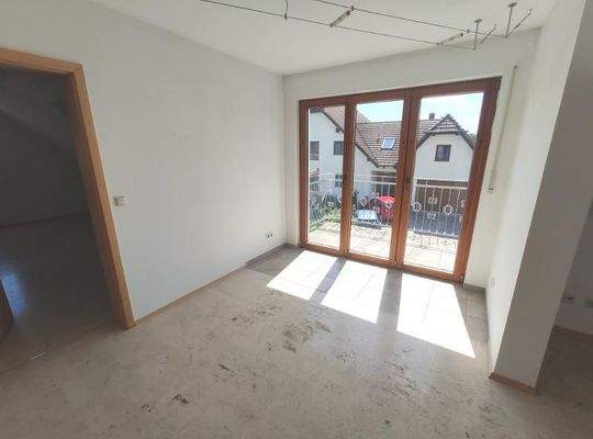 Wohnzimmer mit Zugang zum Balkon Bild 6