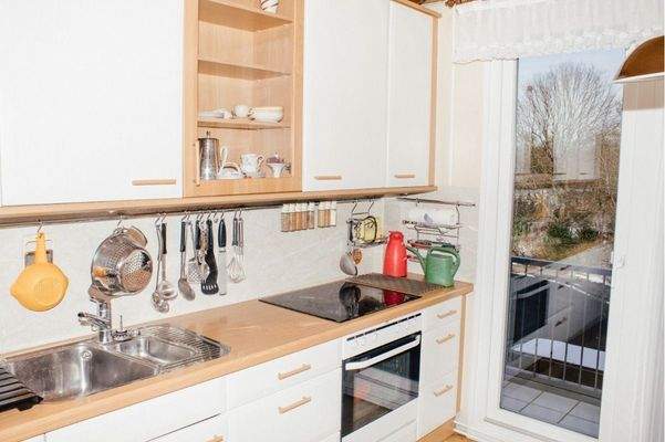 Küche mit Zugang zur kleineren Loggia