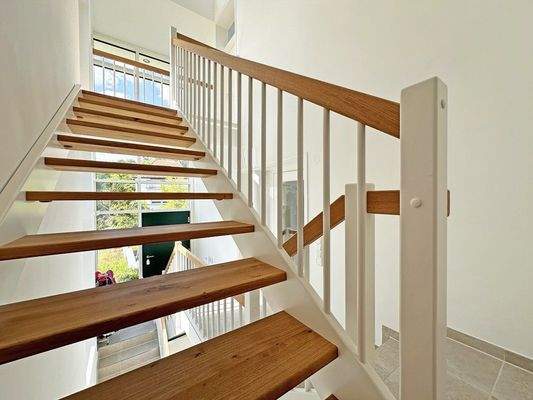 Helles, modernes Treppenhaus