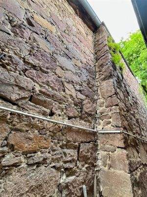 Alte Außenmauern aus Bruchstein gefertigt