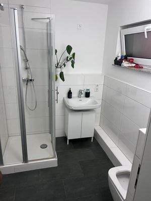 Badezimmer mit Dusche und WC.jpeg