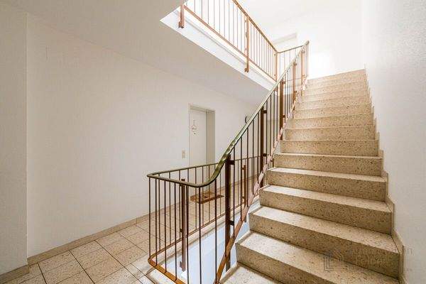 großzügiges Treppenhaus