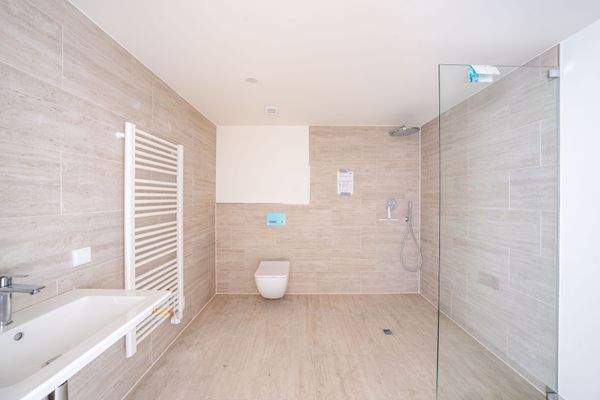 Badezimmer mit bodengleicher Dusche