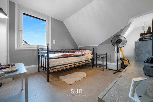 LICHTDURCHFLUTETES KINDERZIMMER