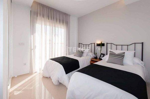 Contemporary Villas with Private Pool in Los Alcázares