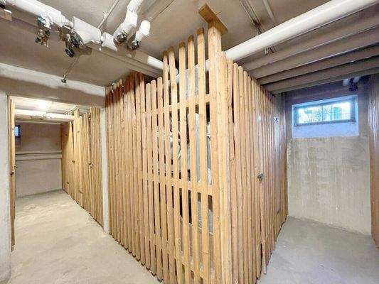 Große trockene saubere Kellerabteile