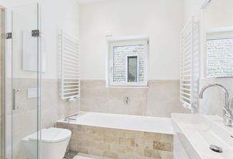 Hauptbad mit Fenster