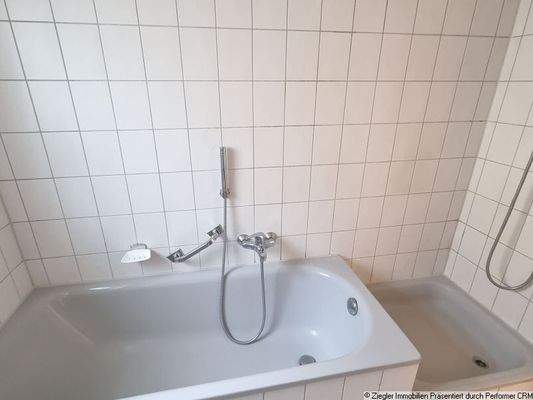 9 Tageslichtbad, Wanne und Dusche