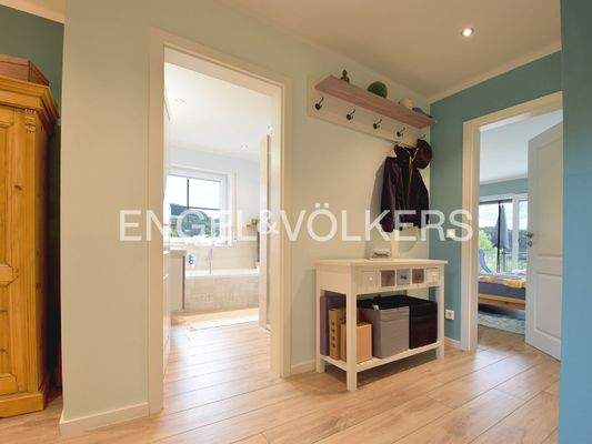 Blick von der Diele in das Bad und Schlafzimmer im OG