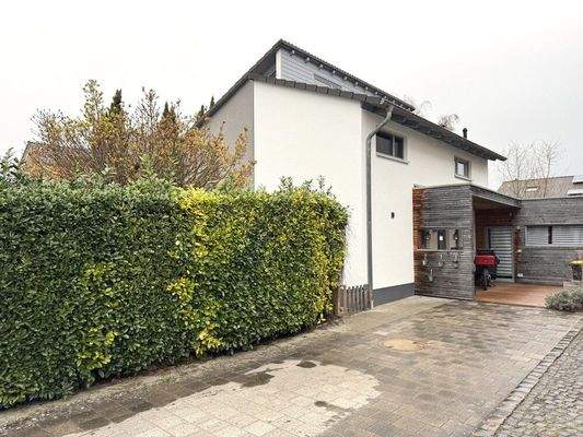 Zufahrt und Stellplätze