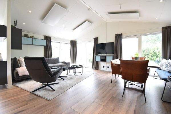 ferienhaus-kaufen-biddinghuizen-wohnzimmer-klimaan