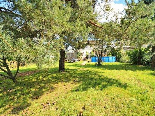 ... und viel Platz für einen Pool, spielende Kinder und Gärtnerfreuden