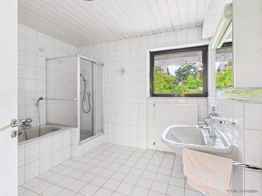 Bad mit Dusche und Wanne im 1. OG