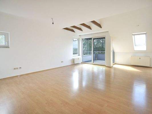 Lichdurchflutetes Wohnzimmer mit Zugang zum Balkon