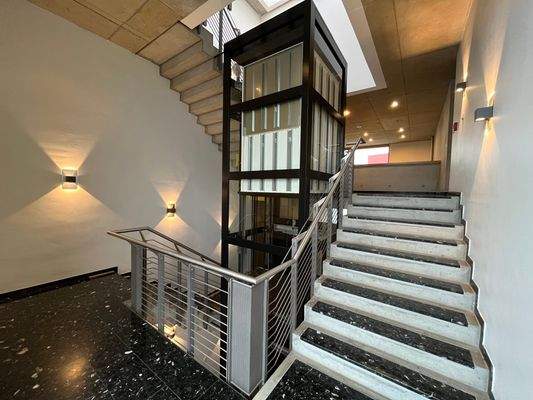 Treppenhaus mit Aufzug