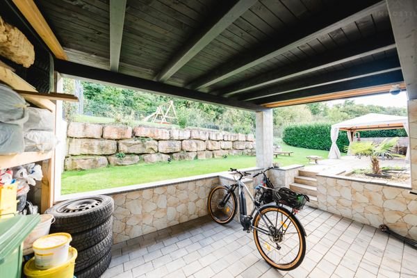 Überdachter Bereich hinter der Garage