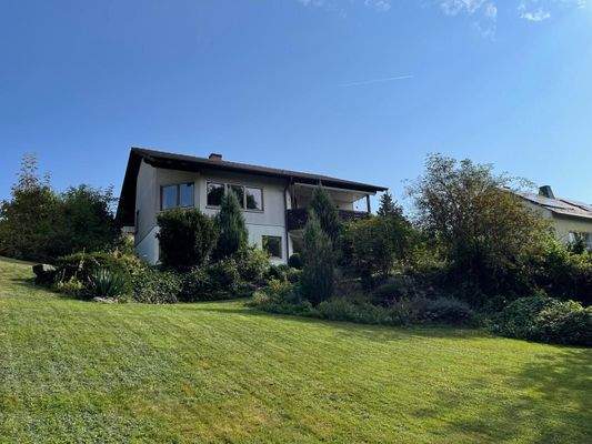 rückwärtige Ansicht mit Gartenfläche
