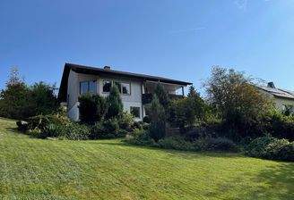 rückwärtige Ansicht mit Gartenfläche