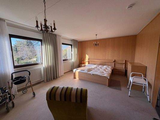  großes Elternschlafzimmer 1. OG mit Blick ins Grüne 