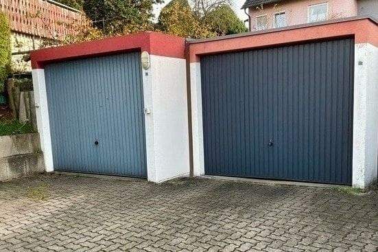 Garage mit Pkw-Stellplatz