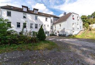 Sanierungsbedürftiges Mehrfamilienhaus