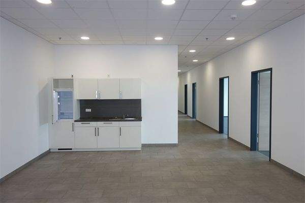 Empfangsbereich mit offener Kü