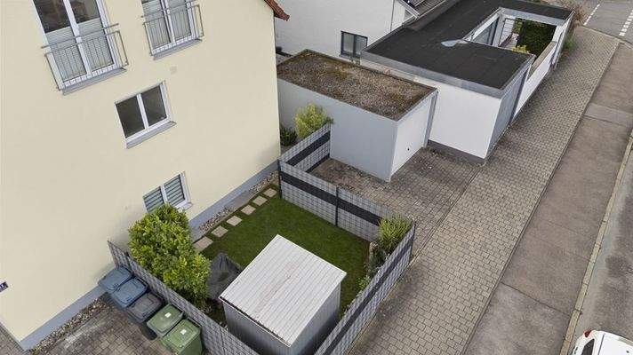 Garage und Außenstellplatz