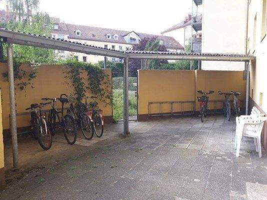 Hofbereich; überdachte Fahrradstellplätze