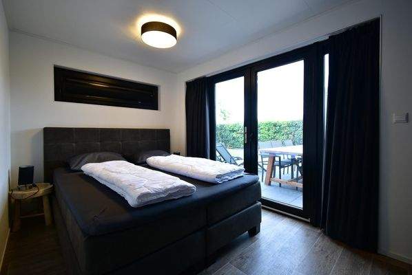 ferienhaus-kaufen-herkingen-schlafzimmer-boxspring-2025.webp004