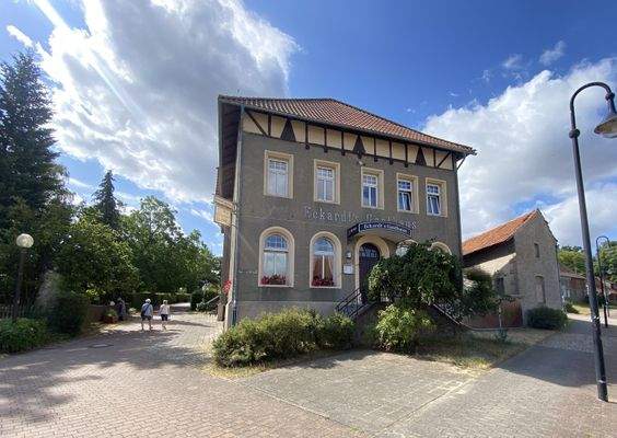 Gasthaus Eingang mit Weg zum Park