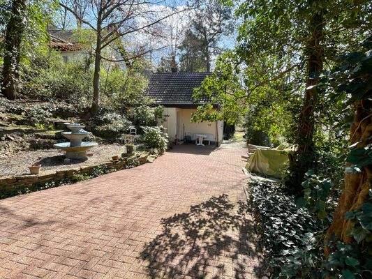 Zufahrt und Hoffläche